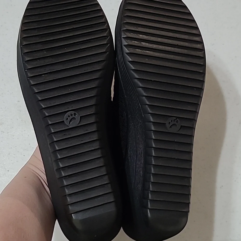 Baretraps Ulricka black basketweave wedges size 8.5